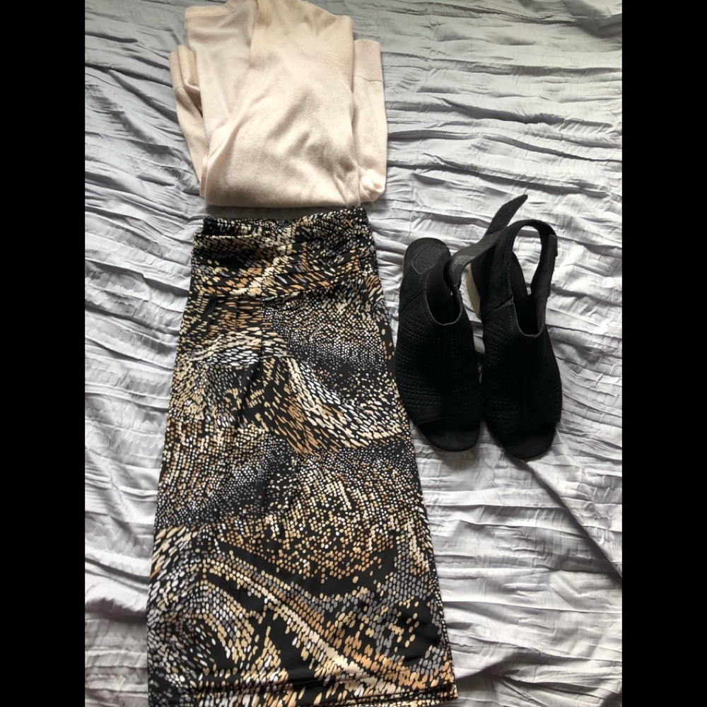 See Measurements- Short, Sleek Skirt!!!